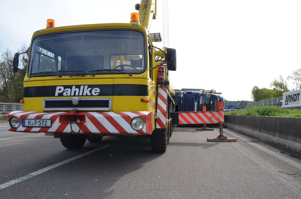 VU LKW umgestuerzt A 3 Rich Oberhausen Hoehe AS Koeln Koenigsforst P254.JPG - Miklos Laubert